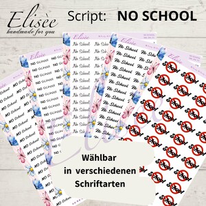 Puede incluir: Un conjunto de pegatinas imprimibles con el texto "NO SCHOOL" en varias fuentes y estilos. Las pegatinas presentan mariposas, flores y un círculo rojo con una línea diagonal a través de la palabra "School".