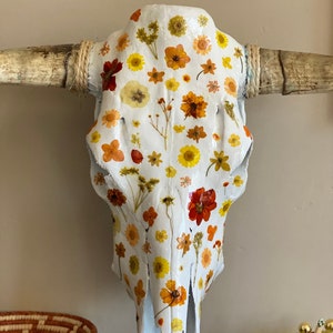 Cráneo de vaca con flor prensada: amarillo
