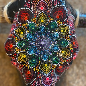 Koeschedel | Handgemaakte mandalakunst geschilderd | Moderne muurkunst | Boho wanddecoratie | Stierenschedel | Bizonschedel