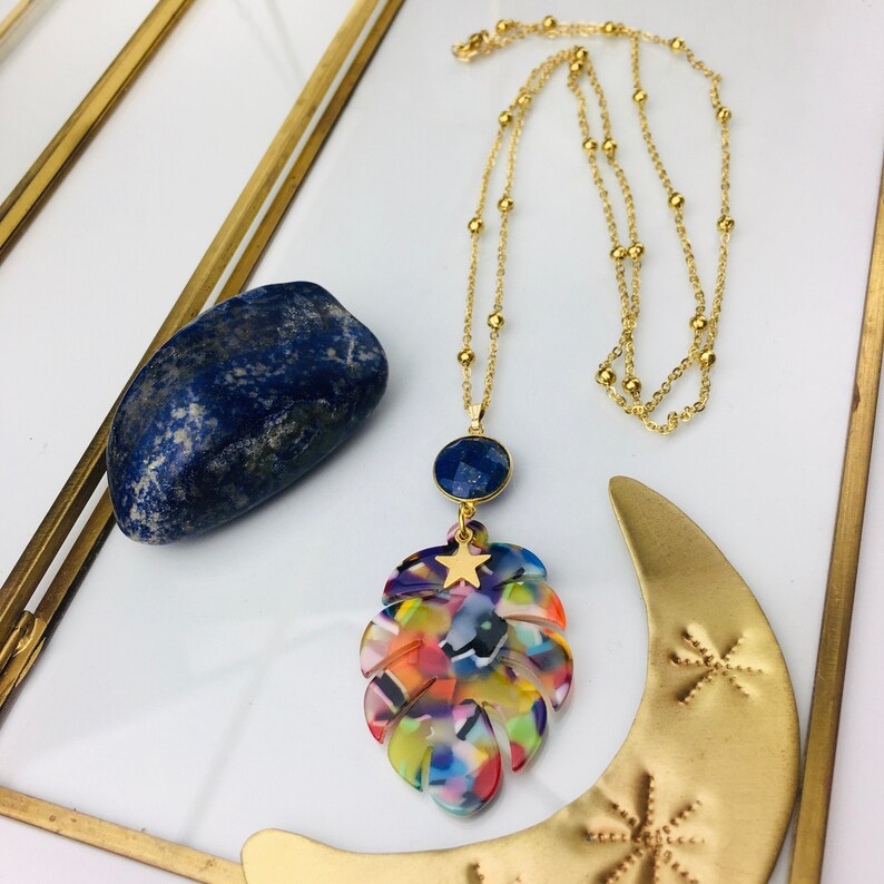 Long lapis lazuli necklace in gilded stainless steel with sheet pendant in acetate