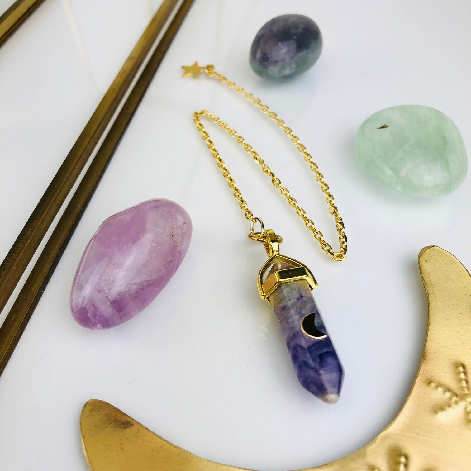 Pendule Divinatoire en Pierre Fluorite et Lune Dorée