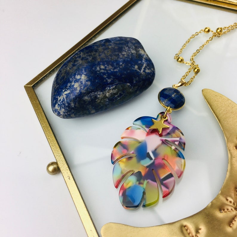 Long lapis lazuli necklace in gilded stainless steel with sheet pendant in acetate