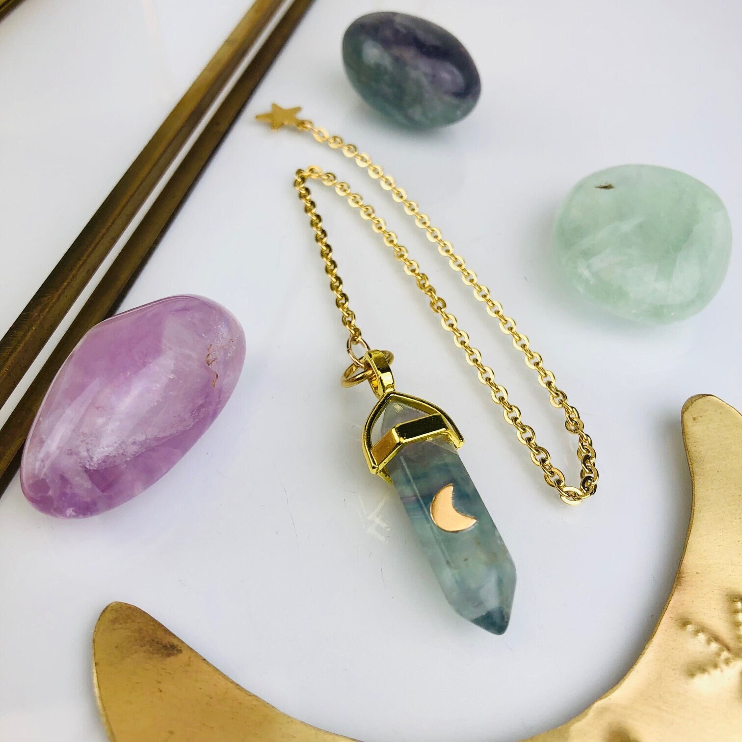Pendule Divinatoire en Pierre Fluorite et Lune Dorée