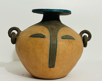 Jarrón de cerámica de terracota de arte popular con forma de rostro, estilo primitivo, moderno, tribal y escultórico.