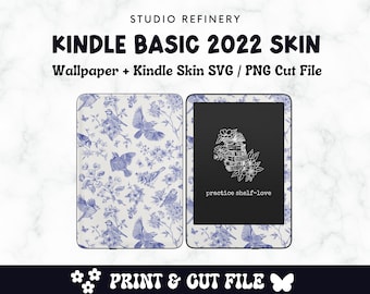 Può includere: Un'illustrazione digitale di un e-reader Kindle Basic 2022 con un motivo floreale blu e bianco sul davanti e sul retro. Lo schermo mostra il testo "practice shelf-love".