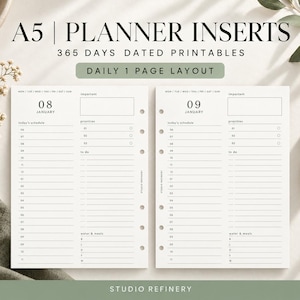 Op de afbeelding: Twee A5-planner-inlays met een dagelijkse lay-out van één pagina. De witte pagina's bevatten zwarte tekst, waaronder A5 PLANNER INSERTS, 365 DAYS DATED PRINTABLES, DAILY 1 PAGE LAYOUT, datums voor 08 en 09 januari, schema's, prioriteiten en takenlijsten.