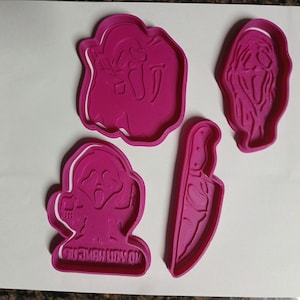 Könnte beinhalten: Vier leuchtend pinkfarbene Kunststoff-Ausstechformen mit Horror-Motiven. Das Set enthält eine geisterhafte Figur mit Telefon, ein schreiendes Gesicht, ein langes Küchenmesser und eine Figur mit dem Schriftzug "DID YOU HANG UP" am unteren Rand.
