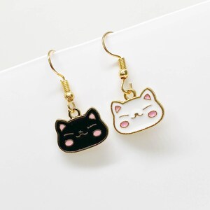 かわいい猫のミスマッチイヤリング、黒猫好きや十代の女の子のためのインディーズステートメントジュエリー、かわいい動物ギフト-ERA-A122-SET
