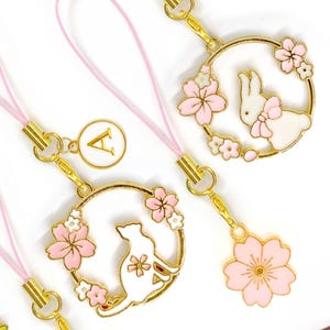 Llavero con diseño de flor de cerezo y letra personalizada para amantes de los gatos y conejos kawaii, accesorio de primavera.