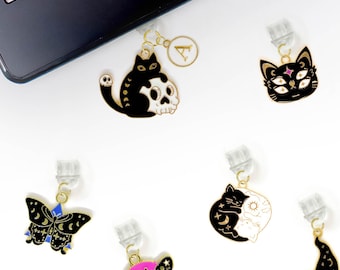 Mystical Black Cat USB-C Dust Plug With Initial, Witchy Halloween Wizard Charm for Kindle iPad Android, Magical School Gift for Magic Lovers