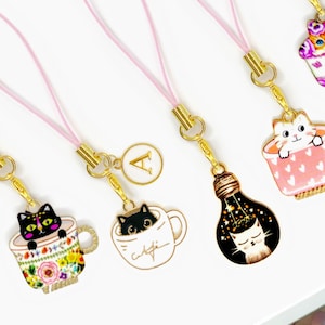 Abalorio para teléfono con forma de gato kawaii en taza de té y letra personalizada: un bonito llavero de gatito para amantes de los gatos e ideas de regalo.