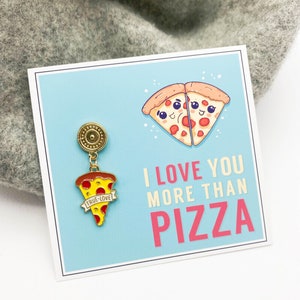 PC02-003-Ti amo più della pizza Biglietto e spilla smaltata – Simpatico regalo per gli amanti della pizza Kawaii, Biglietto per giochi di parole sulla pizza, Biglietto divertente Ti amo per lui o lei