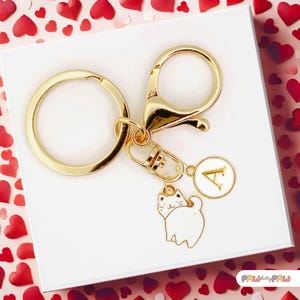 Llavero de gato blanco con inicial personalizada para amantes de los gatos, ideal como accesorio para el bolso o la llave del día a día - K-A110-2