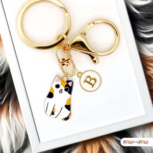 Lindo llavero de gato calicó esmaltado con monograma personalizado, divertido llavero kawaii chapado en oro, un regalo ideal para amantes de los gatos - K-A004-1