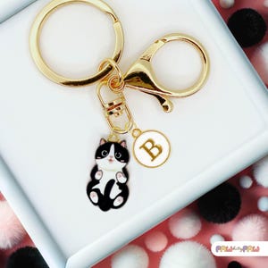 Lindo llavero de gato esmoquin negro esmaltado con monograma personalizado, divertido llavero kawaii chapado en oro, regalo para amantes de los gatos - K-A002-2