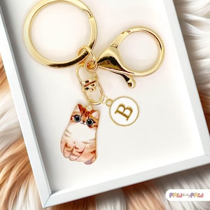 Lindo llavero esmaltado de gato atigrado marrón con monograma personalizado, divertido llavero kawaii chapado en oro, moderno dije para bolso - K-A004-4
