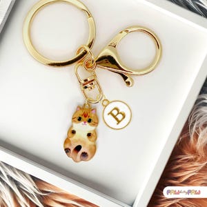 Joli porte-clés chat tigré marron en émail avec breloque monogramme personnalisé, amusant porte-clés plaqué or kawaii, cadeau pour les amoureux des chats-K-A002-4