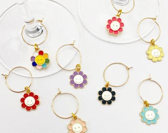 Smiley Flower Wine Glass Charms – Pop Art Enamel Drink Markers Set of 8 with Colorful Blossoms for Artsy Wine Nights & Garden Parties