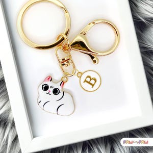 Lindo llavero de gato blanco esmaltado con monograma personalizado, divertido llavero kawaii chapado en oro, moderno dije para bolso - K-A005-2