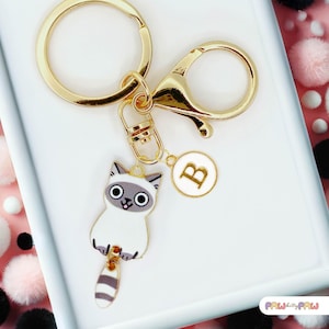 Lindo llavero colgante de gato siamés esmaltado con monograma personalizado, moderno dije para bolso, un regalo ideal para amantes de los gatos - K-A003-3