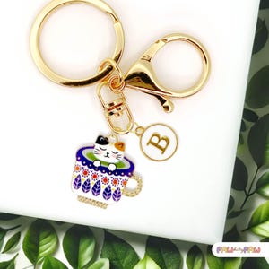 Lindo llavero esmaltado de gato en taza de té con monograma personalizado, divertido llavero kawaii chapado en oro, moderno dije para bolso - K-A006-1