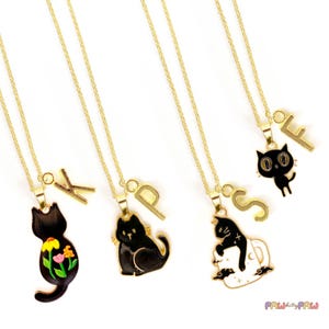 Collana con ciondolo a forma di gatto nero – Regalo kawaii per gli amanti dei gatti con stile floreale, lunare o stregonesco e iniziale personalizzata su catena o cordino in oro - NCA-007