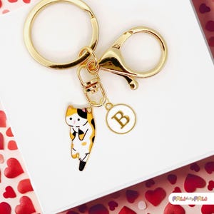 Lindo llavero de gato calicó esmaltado con monograma personalizado, llavero kawaii, moderno dije para bolso, un regalo ideal para amantes de los gatos - K-A001-1