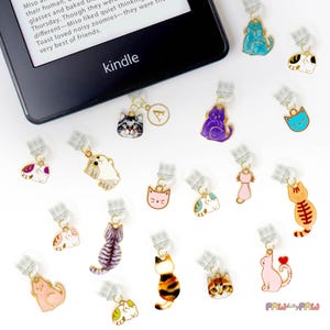 Söt katt USB-C dammplugg med initialer | Personlig kattälskare Kindle iPad Android Charm | Bedårande present till kattägare och husdjursälskare