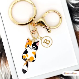Lindo llavero colgante de gato calicó esmaltado con monograma personalizado, llavero kawaii chapado en oro, regalo para amantes de los gatos - K-A003-1