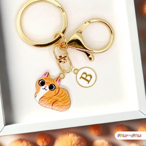 Lindo llavero de esmalte de gato atigrado naranja con monograma personalizado, divertido llavero chapado en oro, un regalo ideal para amantes de los gatos - K-A005-4