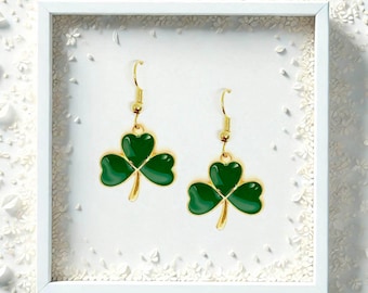Orecchini a forma di trifoglio per San Patrizio: gioielli portafortuna fatti a mano in pasta polimerica, regalo con trifoglio verde e oro - Italia