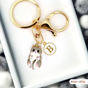 Lindo llavero de gato esmaltado gris y blanco con monograma personalizado, llavero kawaii chapado en oro, regalo para amantes de los gatos - K-A002-5