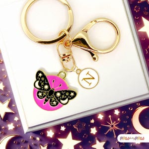 Rosa Mond Schmetterling Keychain Himmlischen Charme Personalisierte Initiale Sternenhimmel Zubehör Verträumte Magie Geschenk für Cosmic Style Lovers-K-A066-2