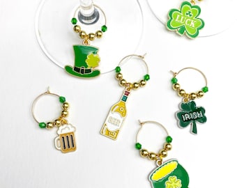 St. Patrick’s Day Wine Glass Charms – Lucky Irish Clover Drink Tags in Enamel for Party Hosting, Shamrock Decor & Green Beer Fun