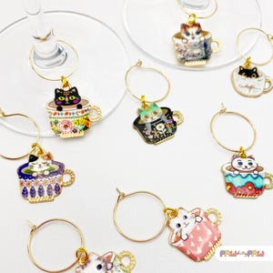 Set de dijes de vino con forma de gato: gatos kawaii en taza, regalo para amantes de los gatos, etiquetas para bebidas de gatitos, letras de la A a la Z, accesorios para fiestas de vino