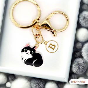 Lindo llavero de gato negro esmaltado con monograma personalizado, divertido llavero kawaii chapado en oro, moderno dije para bolso - K-A005-6