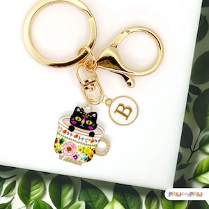 Lindo llavero esmaltado de gato negro en taza de té con monograma personalizado, divertido llavero kawaii bañado en oro - K-A006-2