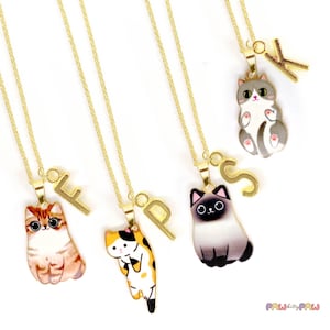 吊り下げ三毛猫ネックレス パーソナライズされたイニシャルチャーム 18Kゴールドチェーンまたはブラックコード キュートで可愛いジュエリー 猫好きへのギフト-NCA001