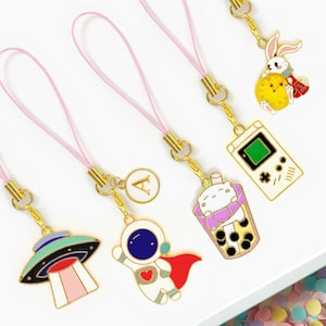 Lindo llavero para teléfono con letra personalizada: cohete espacial, conejito, té Boba y juegos para un estilo nerd y kawaii.