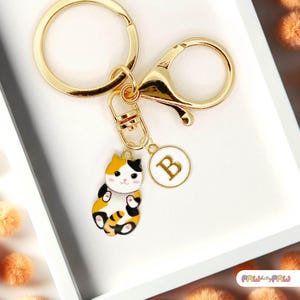 Lindo llavero de gato calicó esmaltado con monograma personalizado, divertido llavero kawaii chapado en oro, un regalo ideal para amantes de los gatos - K-A002-1