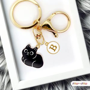Lindo llavero de gato negro esmaltado con monograma personalizado, divertido llavero kawaii chapado en oro, un regalo ideal para amantes de los gatos - K-A005-1
