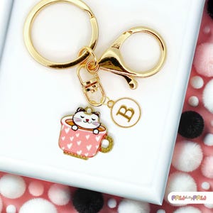 Lindo llavero esmaltado de gato en taza de té con monograma personalizado, divertido llavero kawaii chapado en oro, moderno dije para bolso - K-A006-9
