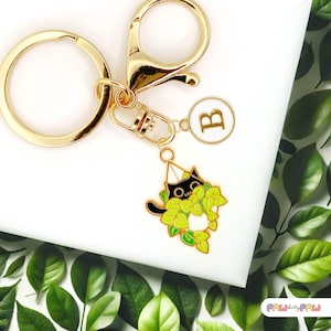 Llavero esmaltado con un bonito gato negro en una planta colgante y monograma personalizado, estilo kawaii, chapado en oro - K-A009-1