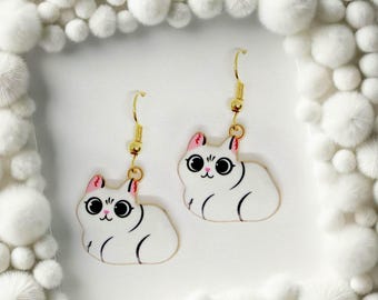 Pendientes colgantes de gato blanco con colgante de esmalte y gancho chapado en oro de 18 quilates. Regalo de joyería kawaii para amantes de los gatos. Accesorio adorable de animal - ERA-A005-2