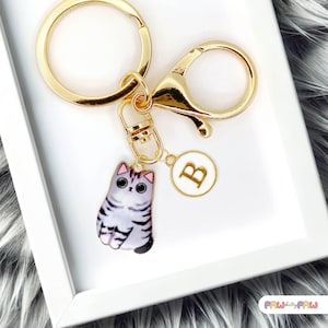 Lindo llavero de esmalte de gato atigrado gris con monograma personalizado, divertido llavero kawaii chapado en oro, moderno dije para bolso - K-A004-5