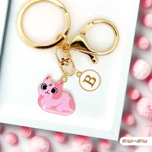 Lindo llavero de gato rosa esmaltado con monograma personalizado, divertido llavero kawaii chapado en oro, moderno dije para bolso - K-A005-7