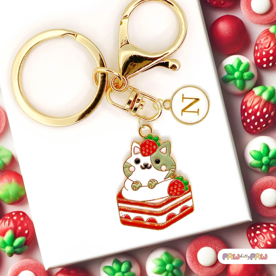 イチゴケーキ猫キーホルダー（イニシャル入りゴールドチャーム付き