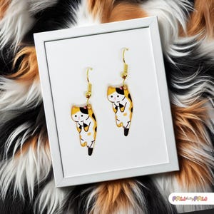 Brincos pendentes de gato kawaii com gancho banhado a ouro 18k, design fofo de gato tricolor para amantes de animais de estimação, presente divertido de joias de animais para adolescentes - ERA-A001-1