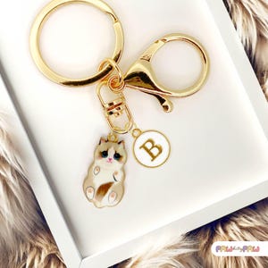 Lindo llavero de gato beige esmaltado con monograma personalizado, divertido llavero kawaii chapado en oro, un regalo ideal para amantes de los gatos - K-A002-3