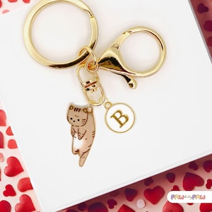 Lindo llavero de gato atigrado esmaltado con monograma personalizado, divertido llavero kawaii chapado en oro, un regalo ideal para amantes de los gatos - K-A001-4